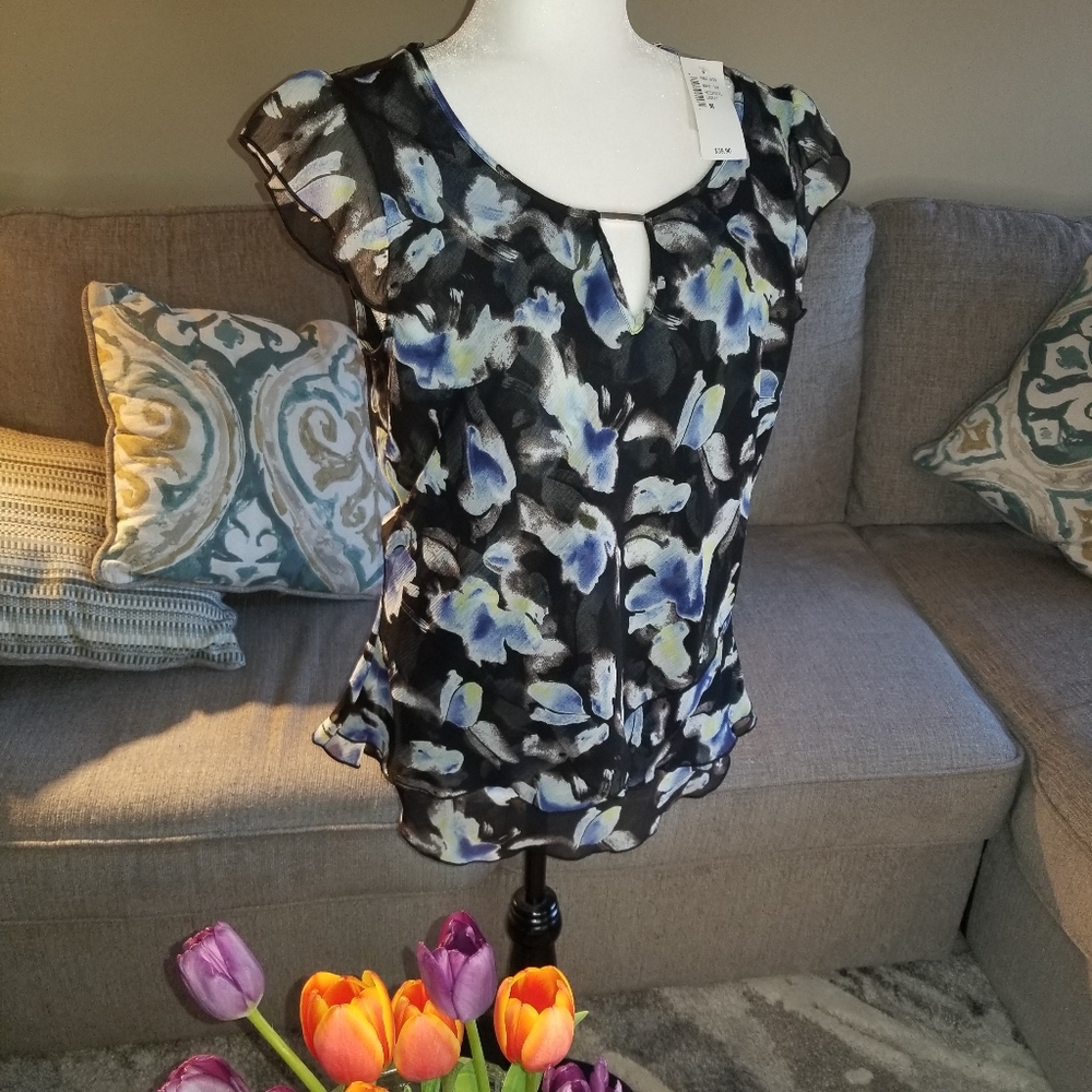 BNWT Ricki's navy blue w/ white floral peplum style blouse size. M